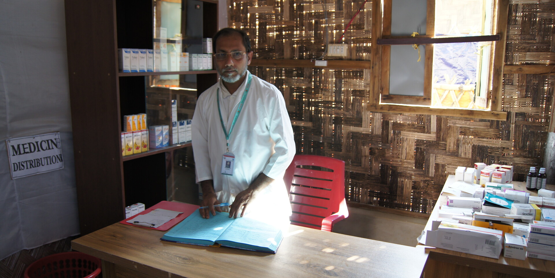 Ein Apotheker in einem Flüchtlingscamp in Bangladesch Ein Apotheker in einem Flüchtlingscamp in Bangladesch