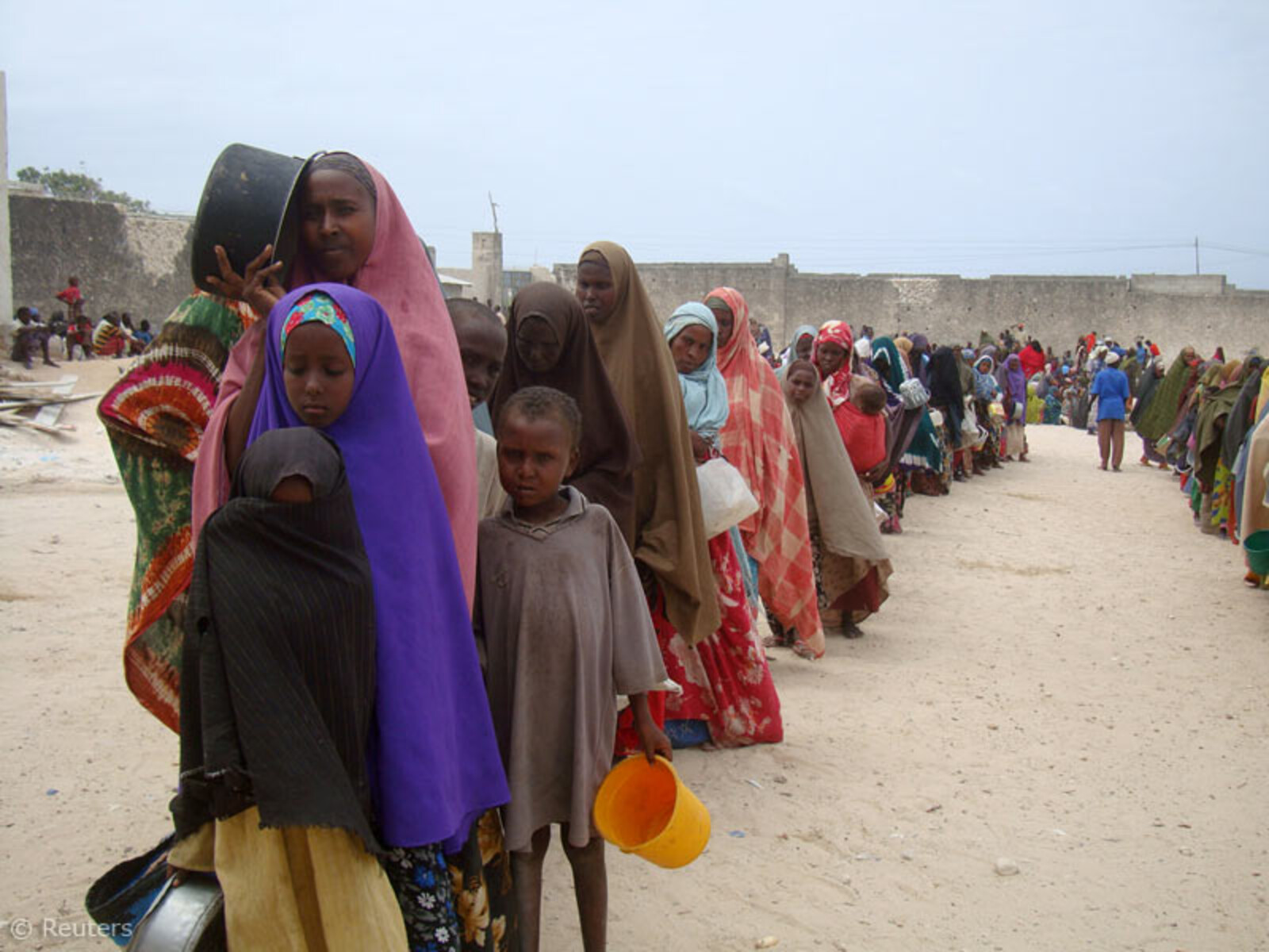 Dort warten die Flüchtlinge auf die Registrierung im Camp und die Verteilung der Lebensmittelrationen.