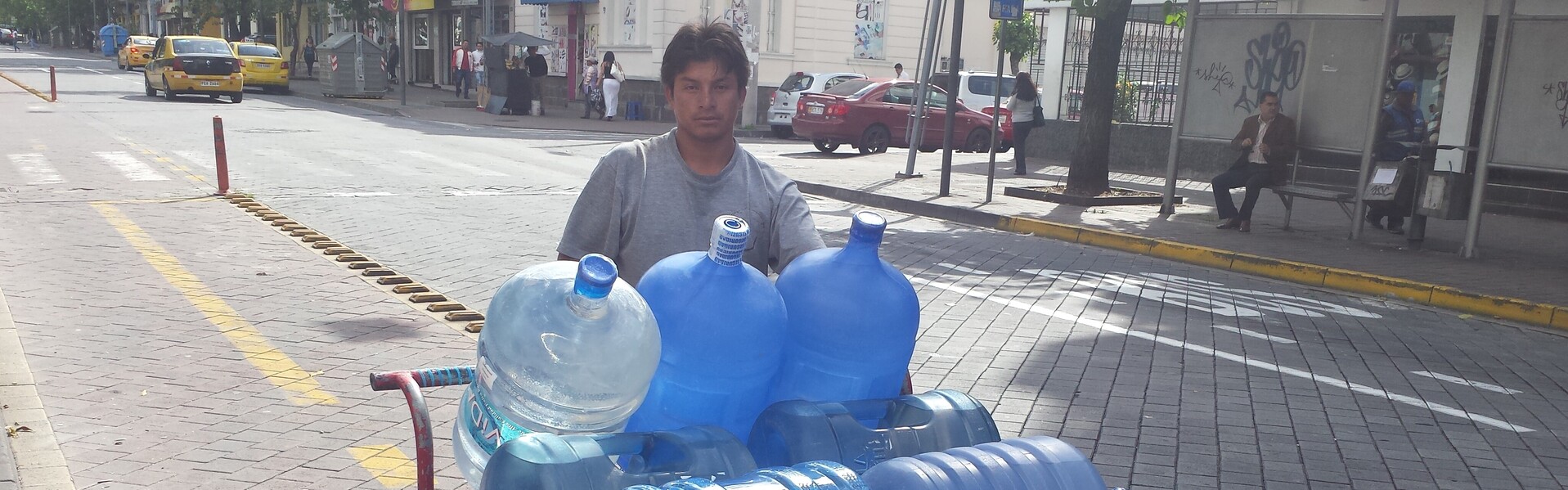 In Ecuador fährt ein Mann Wasserkanister zur Versorgung nach dem Erdbeben herum.