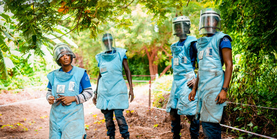 Ein Team von Handicap International bei der Minenräumung
