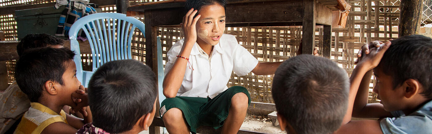 Zin aus Myanmar erzählt seinen Freunden etwas über Katastrophenvorsorge