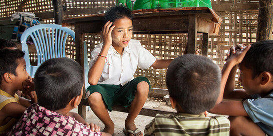 Zin aus Myanmar erzählt seinen Freunden etwas über Katastrophenvorsorge