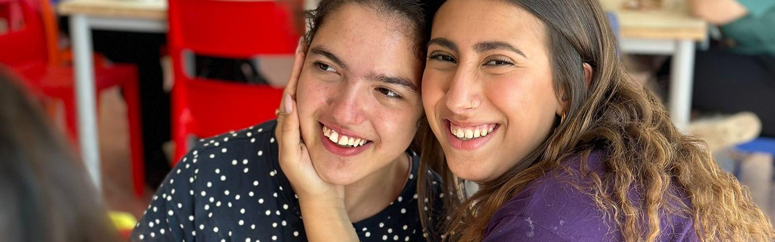Eine Helferin und ein Mädchen bei einem Hilfsprojekt in Israel