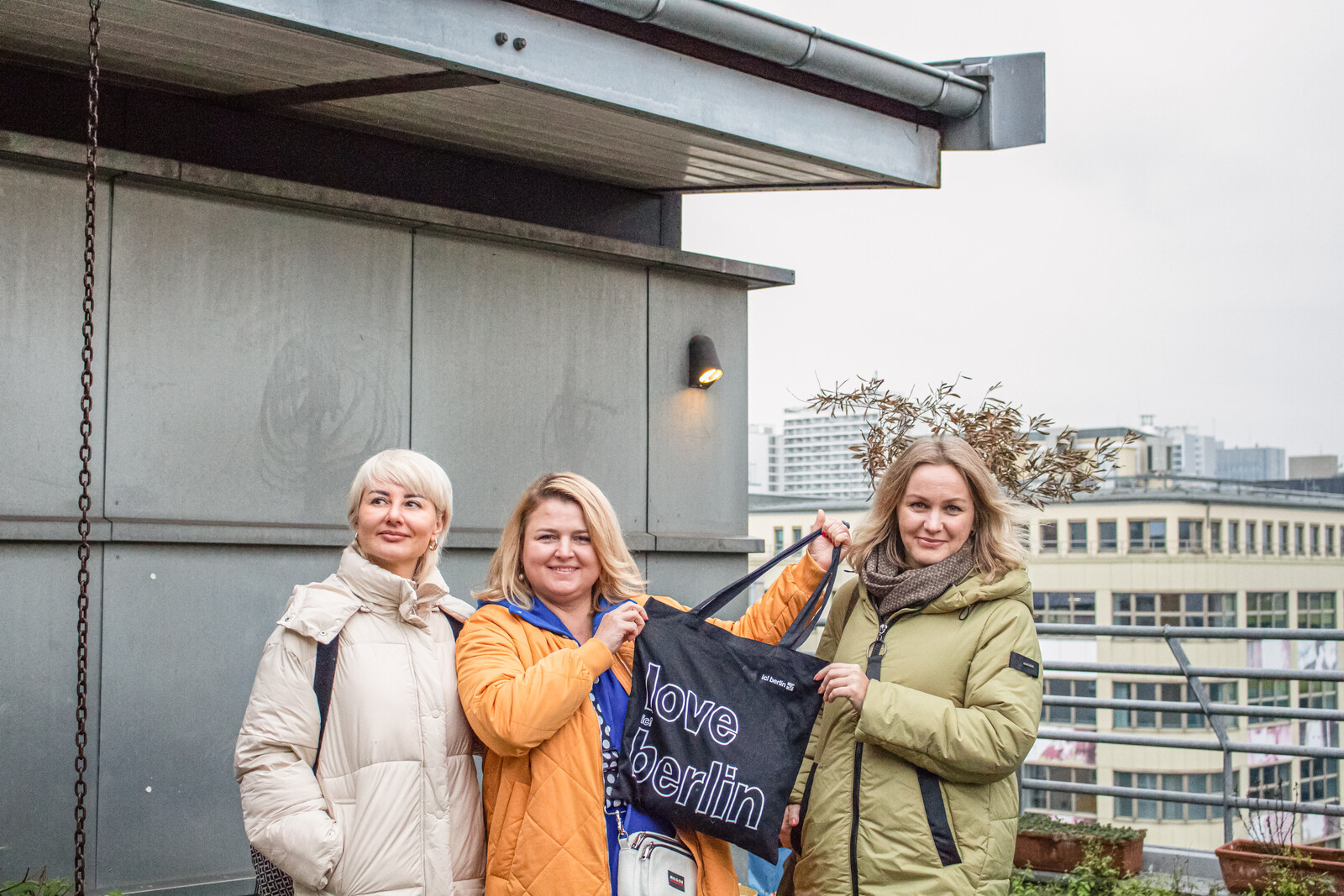 Drei aus der Ukraine geflüchtete Frauen leben jetzt in Berlin 