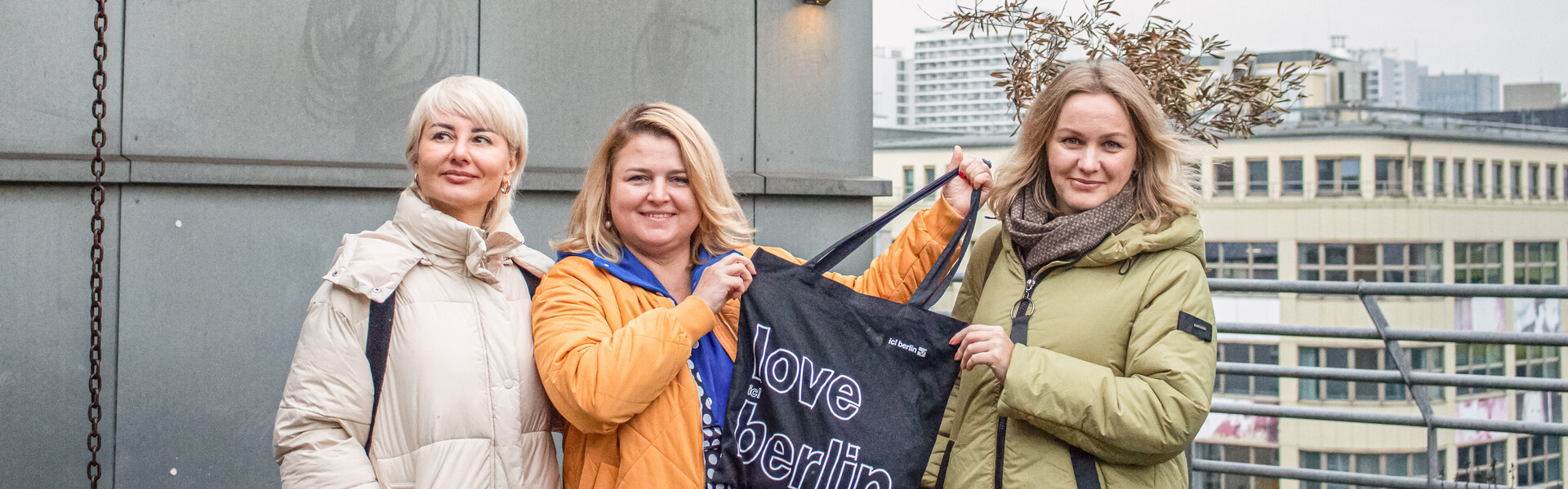 Drei geflüchtete Frauen aus der Ukraine bei Interview in Berlin