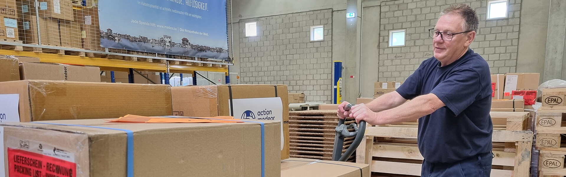 Ein Mitarbeiter im Lager von action medeor bereitet die Hilfslieferung in den Sudan vor