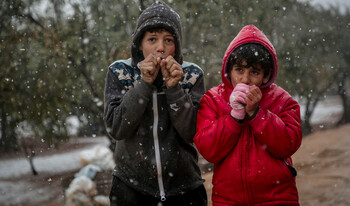 Zwei Flüchtlingskinder in Syrien ist es kalt im Winter. 
