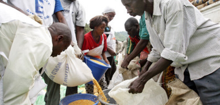 Kongo: World Vision Mitarbeiter verteilen Lebensmittel