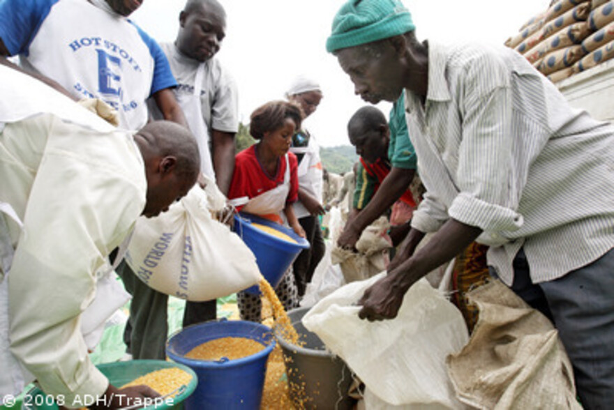 Kongo: World Vision Mitarbeiter verteilen Lebensmittel