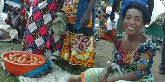 Eine Frau im Kongo verkauft ihre Tomaten auf einem Markt