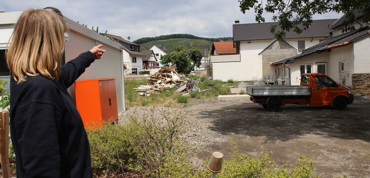 Helferin und von der Flut Betroffene aus dem Ahrtal Helferin und von der Flut Betroffene aus dem Ahrtal