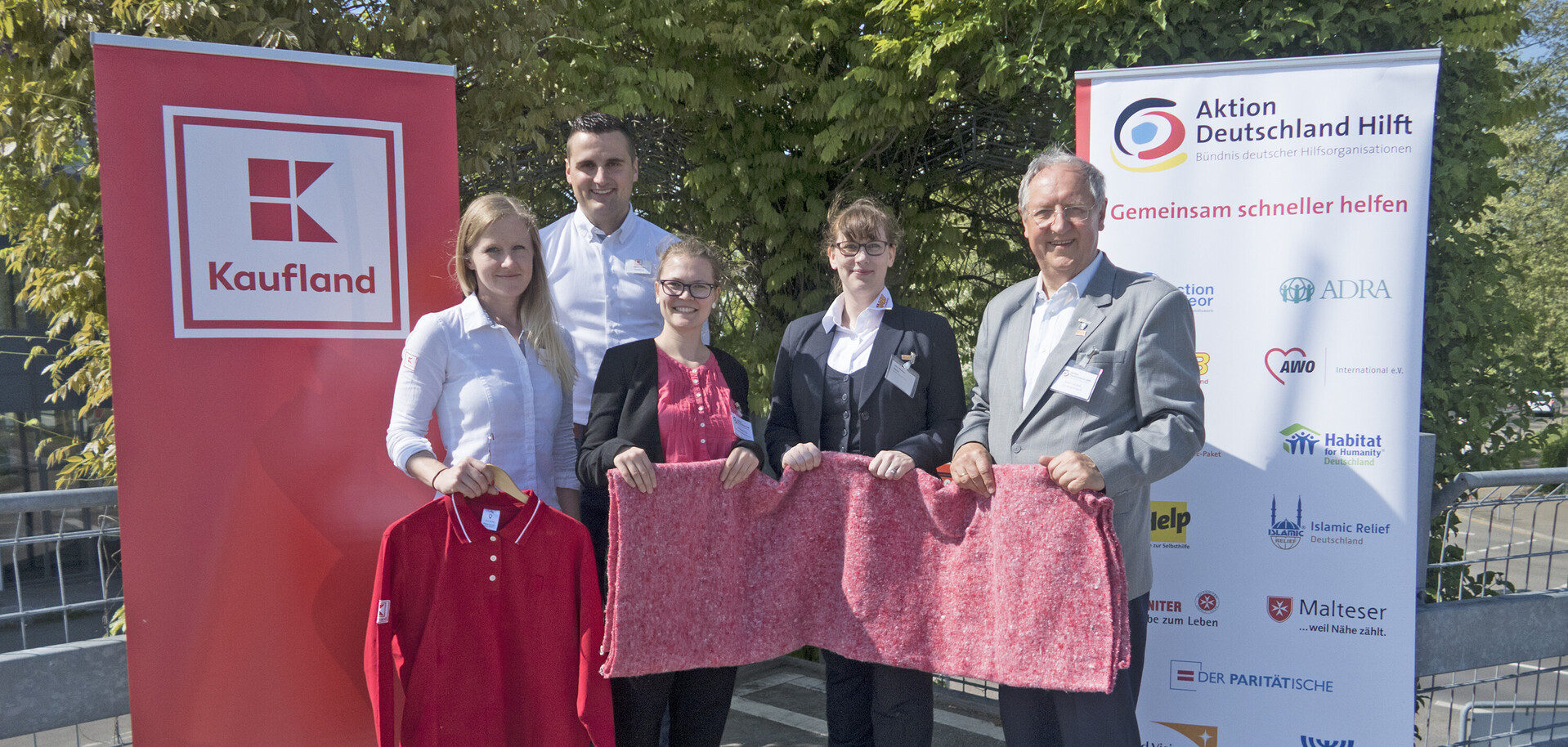 Kaufland präsentiert Decken, die aus aussortierter Mitarbeiter-Bekleidung hergestellt wurden.