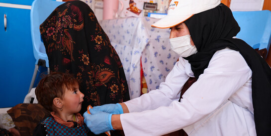 Eine Ärztin in Afghanistan misst die Größe eines kleinen Mädchens