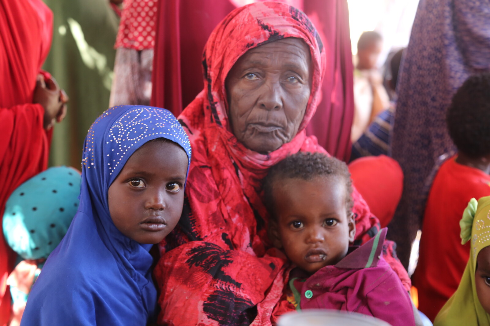 Eine Frau und ihre Kinder in Somalia müssen wegen der Dürre in Afrika hungern.