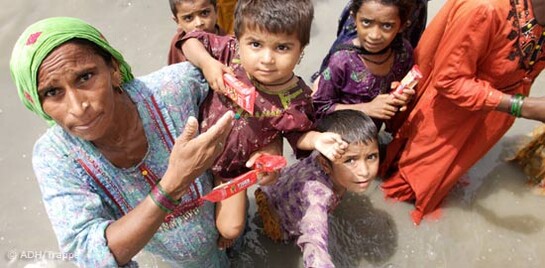 Flut Pakistan: Frau und Kinder bitten um Hilfe