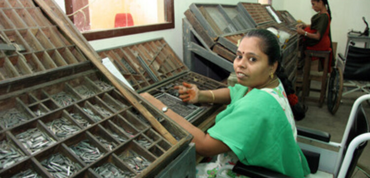 Tsunami-Hilfe Indien: Setzerin im Rollstuhl bei der Arbeit