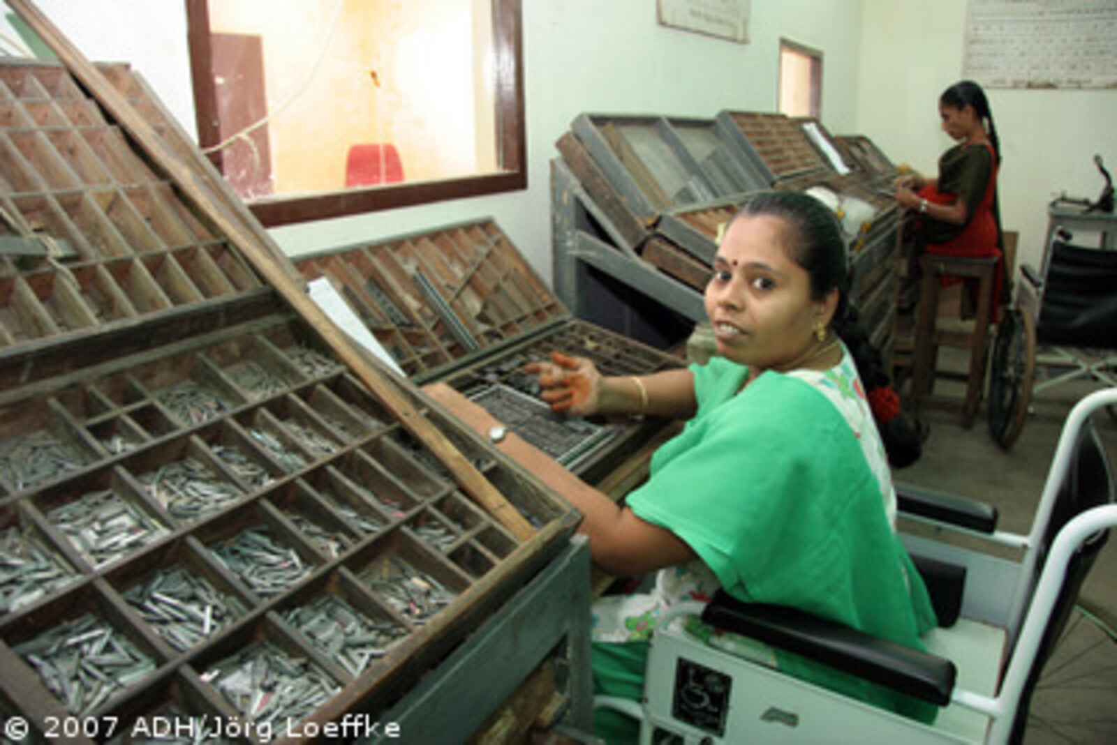 Tsunami-Hilfe Indien: Setzerin im Rollstuhl bei der Arbeit