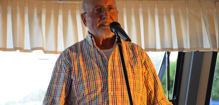 Eberhard präsentierte als ältester Teilnehmer seinen Slam „Stufen einer Freundschaft“. Eberhard präsentierte als ältester Teilnehmer seinen Slam „Stufen einer Freundschaft“.