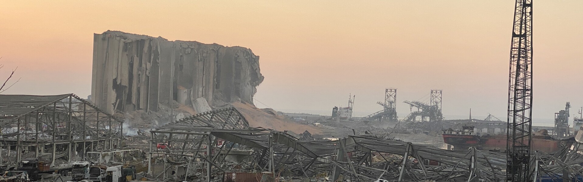 Blick auf das in Trümmern liegende Hafengebiet von Beirut (© Help – Hilfe zur Selbsthilfe/Sophia Maier)