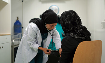 Ärztin in Syrien versorgt Patientin