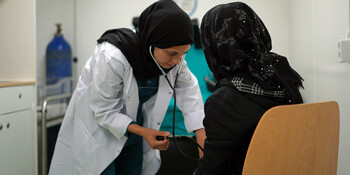 Ärztin in Syrien versorgt Patientin
