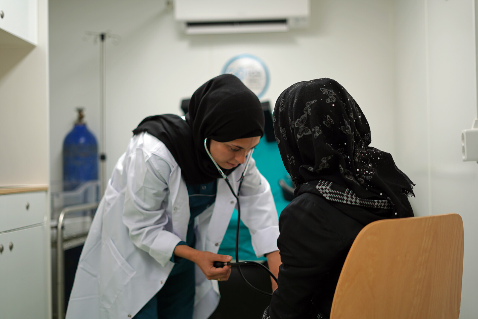 Eine Ärztin versorgt eine syrische Frau