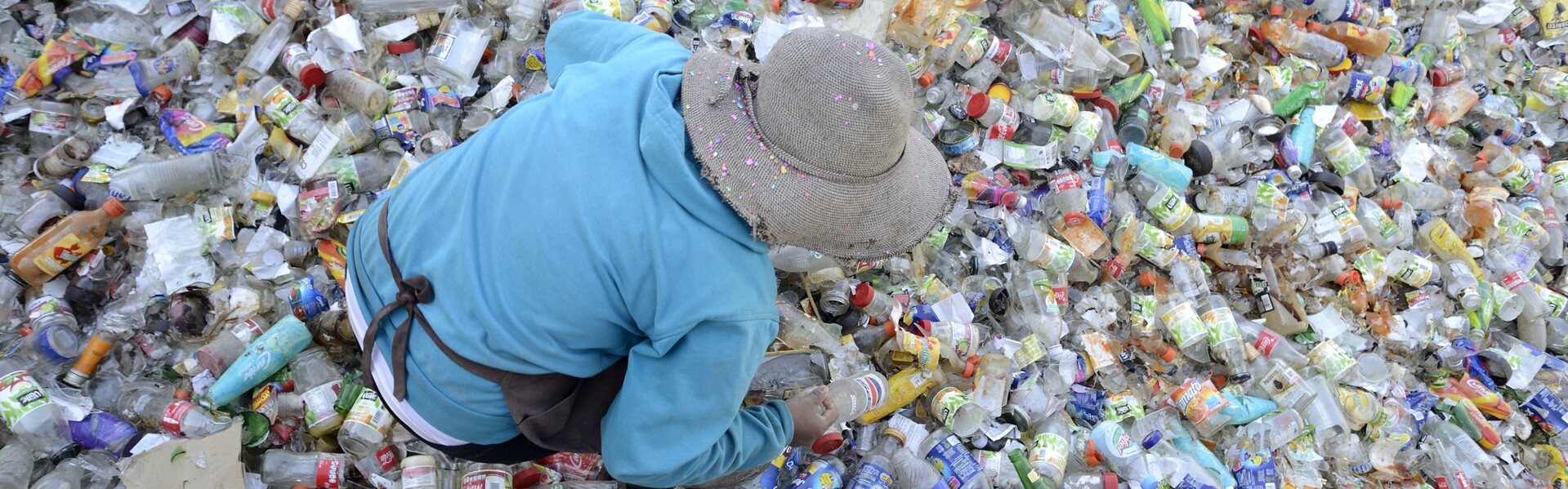 Die Abfallbewirtschaftung in Mexiko ist sehr problematisch. Auf diesem Bild sitzt ein Mann inmitten eines Müllberges.