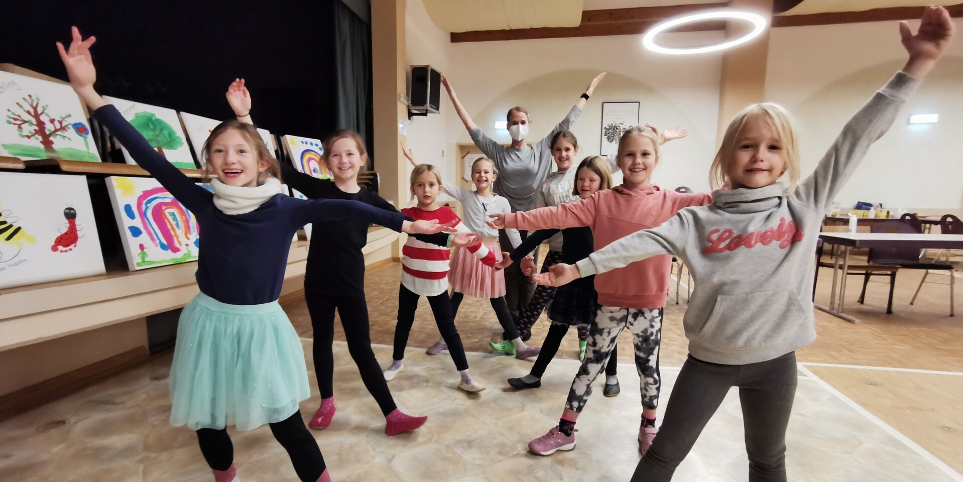 Tanzpädagogin Claudia Olef mit ihrer Kindertanzgruppe