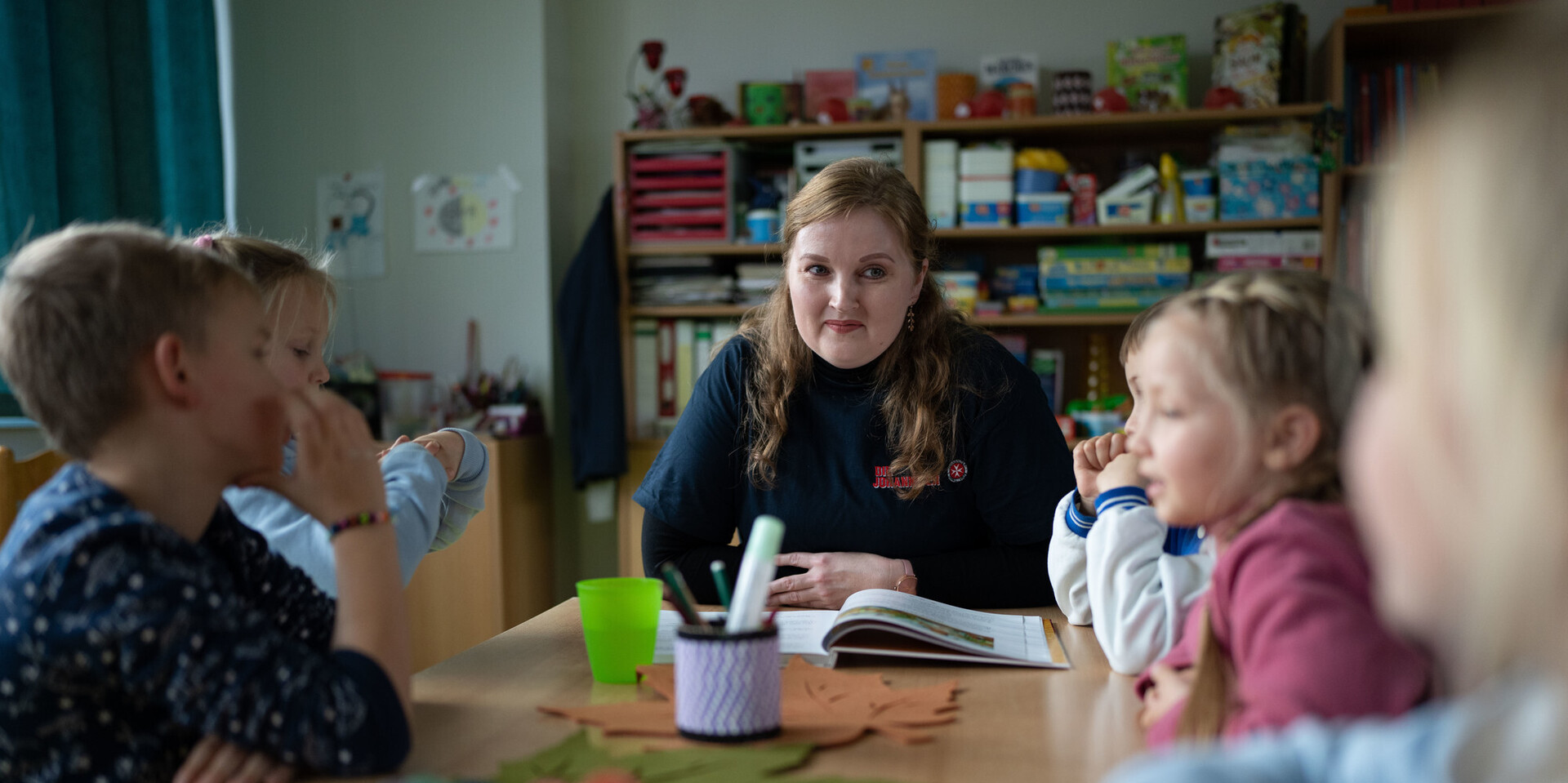 Eine Helferin der Johanniter mit Kindern aus der Ukraine