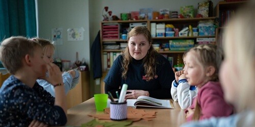 Eine Helferin der Johanniter mit Kindern aus der Ukraine