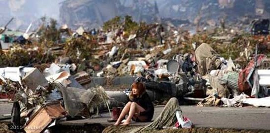 Erdbeben-Tsunami Japan, verzweifelte Frau sitzt in Trümmern