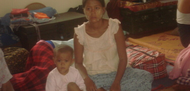 Zyklon Myanmar: Frau und Kind im Camp