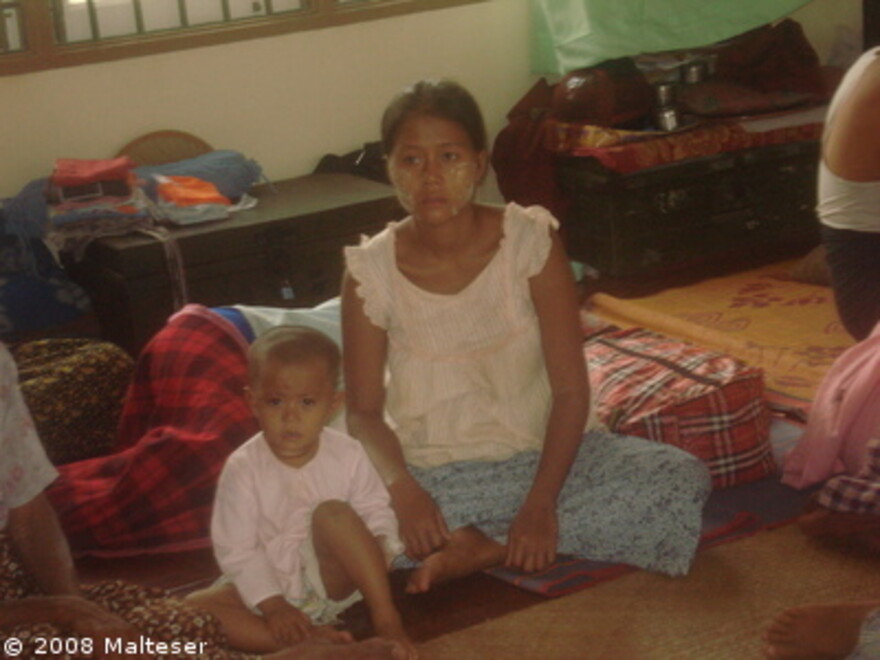 Zyklon Myanmar: Frau und Kind im Camp