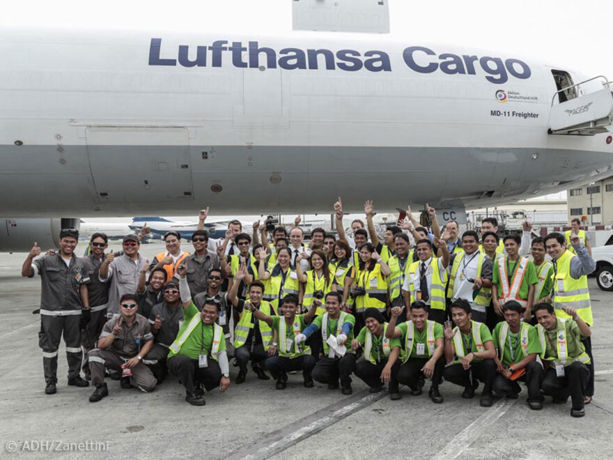 Die Bodencrew hatte sichtlich Freude an der Aktion