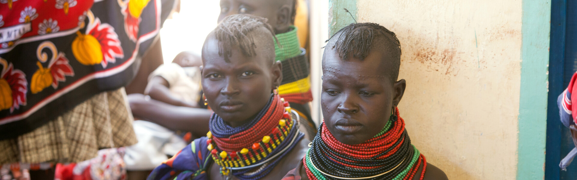 Eine Familie sitzt in einem Zelt in Kenia. Durch die Dürre in Ostafrika wird der Hunger täglich größer.