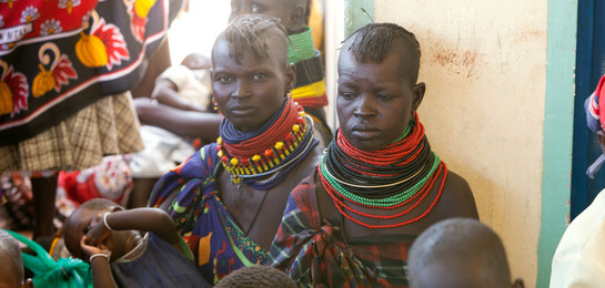 Eine Familie sitzt in einem Zelt in Kenia. Durch die Dürre in Ostafrika wird der Hunger täglich größer.