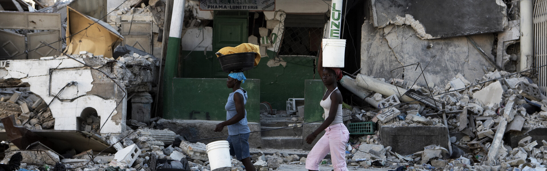 Ein zerstörtes Gebäude nach einem Erdbeben auf Haiti