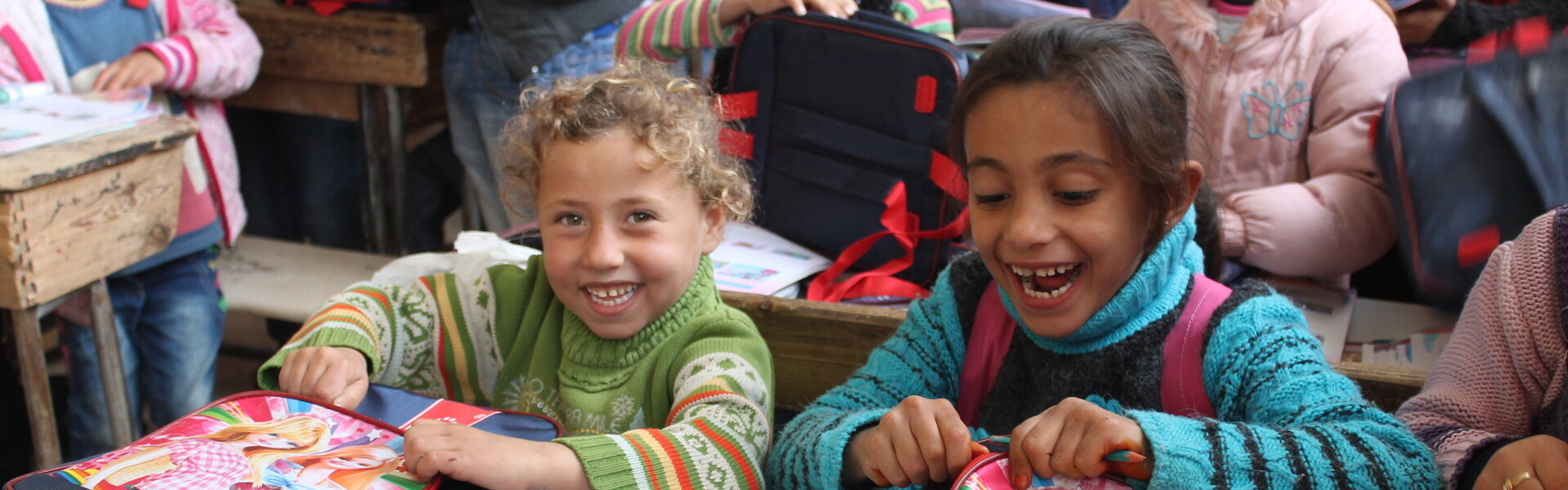 In Syrien verteilt arche noVa Schulmaterial an Kinder.