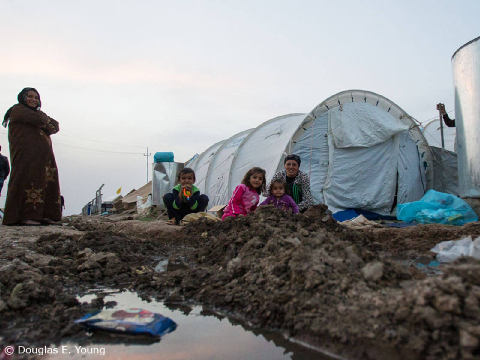 Die Johanniter versorgen in Jordanien Flüchtlingsfamilien mit Non-Food-Items  wie Decken, Matratzen und Kleidung