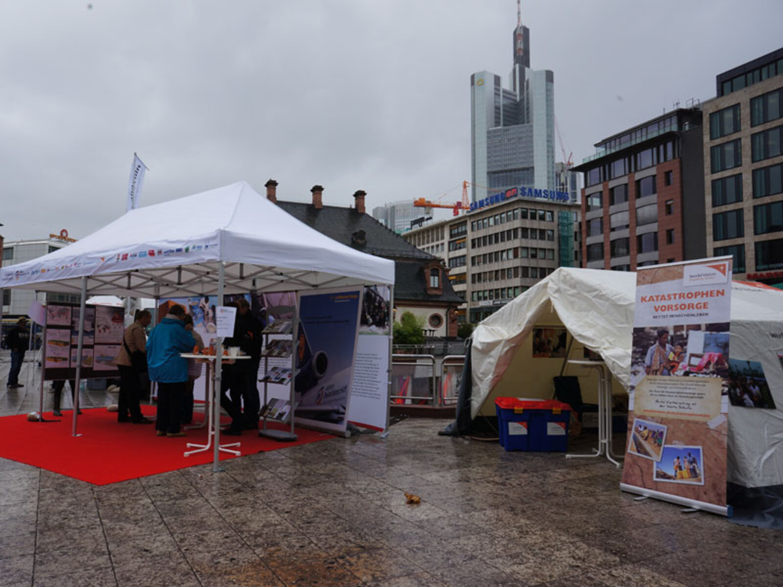 013-800-bs-tour-12 In einem echten Nothilfezelt zeigte die Friedrichsdorfer Hilfsorganisation World Vision wie eine Überlebenskiste, die als Erstversorgung das Überleben