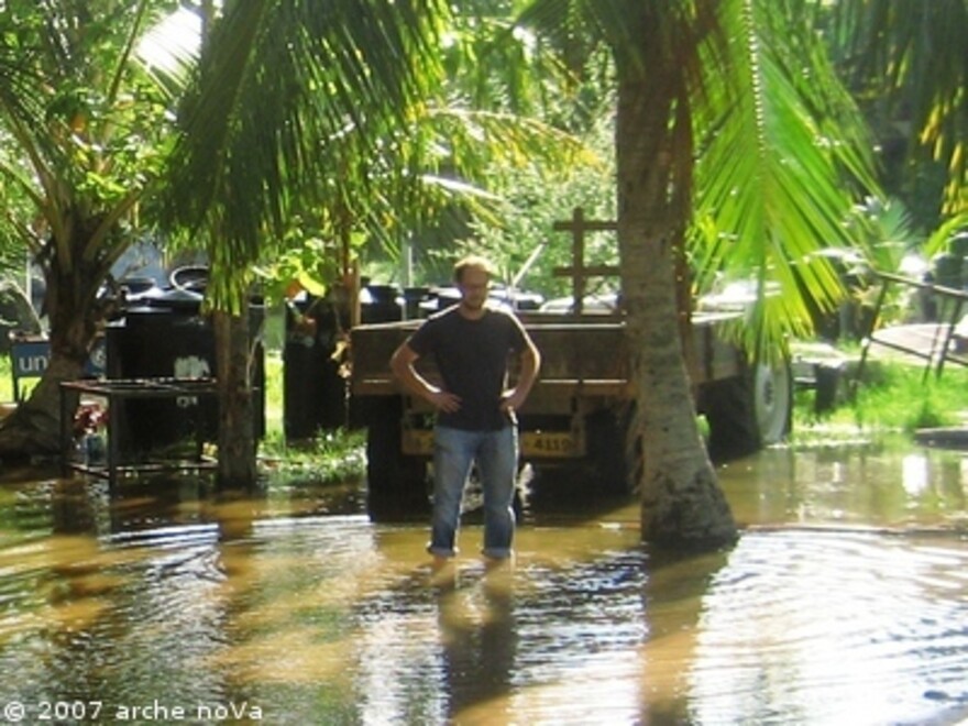 Sri Lanka: Mann steht in der Flut