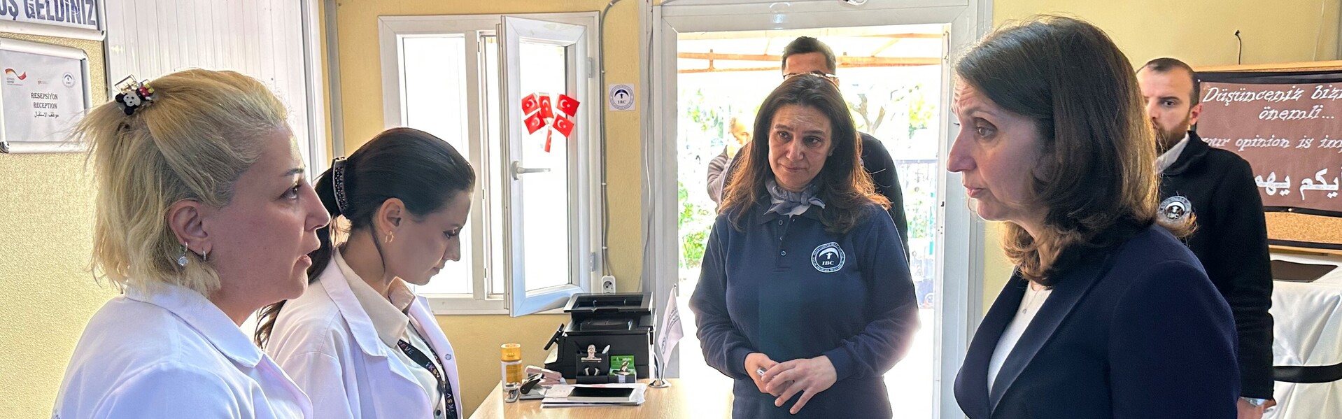 Frau Aydan Özoğus im Gespräch mit einer medizinischen Helferin von action medeor