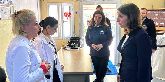 Frau Aydan Özoğus im Gespräch mit einer medizinischen Helferin von action medeor