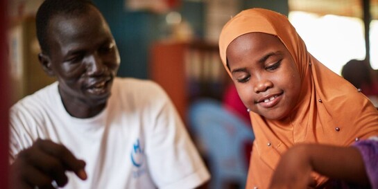 Ein Helfer von Handicap International im Flüchtlingscamp Kakuma