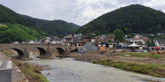 In Rech hat das Hochwasser der Ahr Häuser und die alte Steinbrücke zerstört