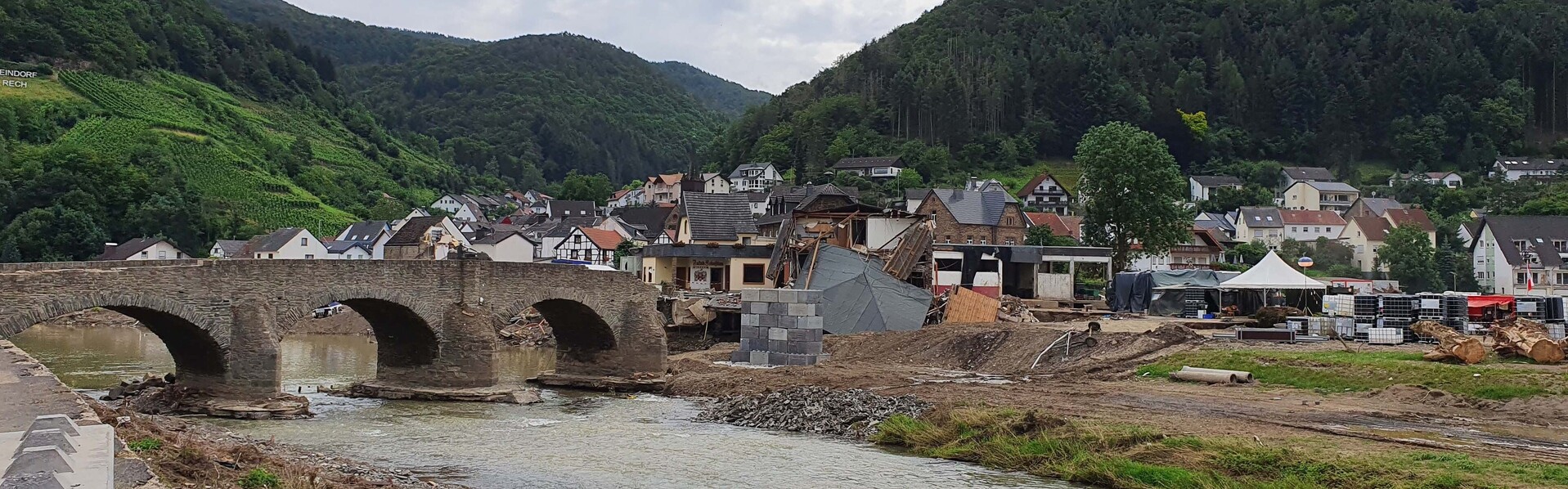 In Rech hat das Hochwasser der Ahr Häuser und die alte Steinbrücke zerstört
