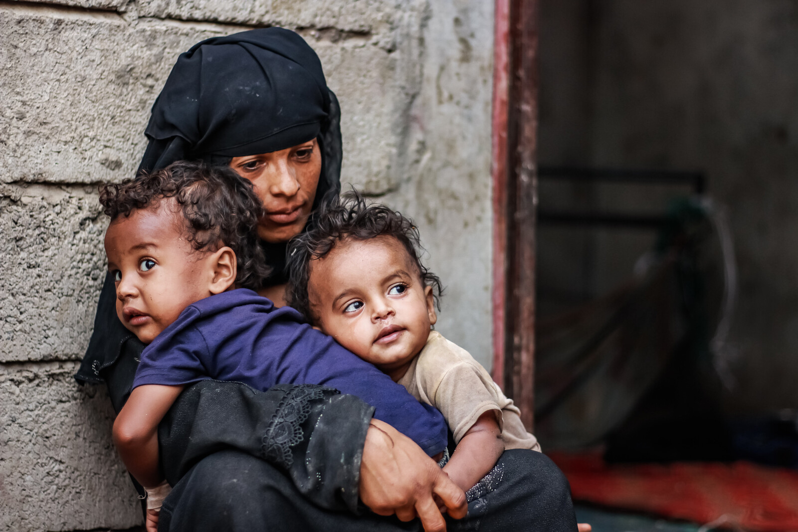 Eine Frau mit ihren Kindern im Jemen