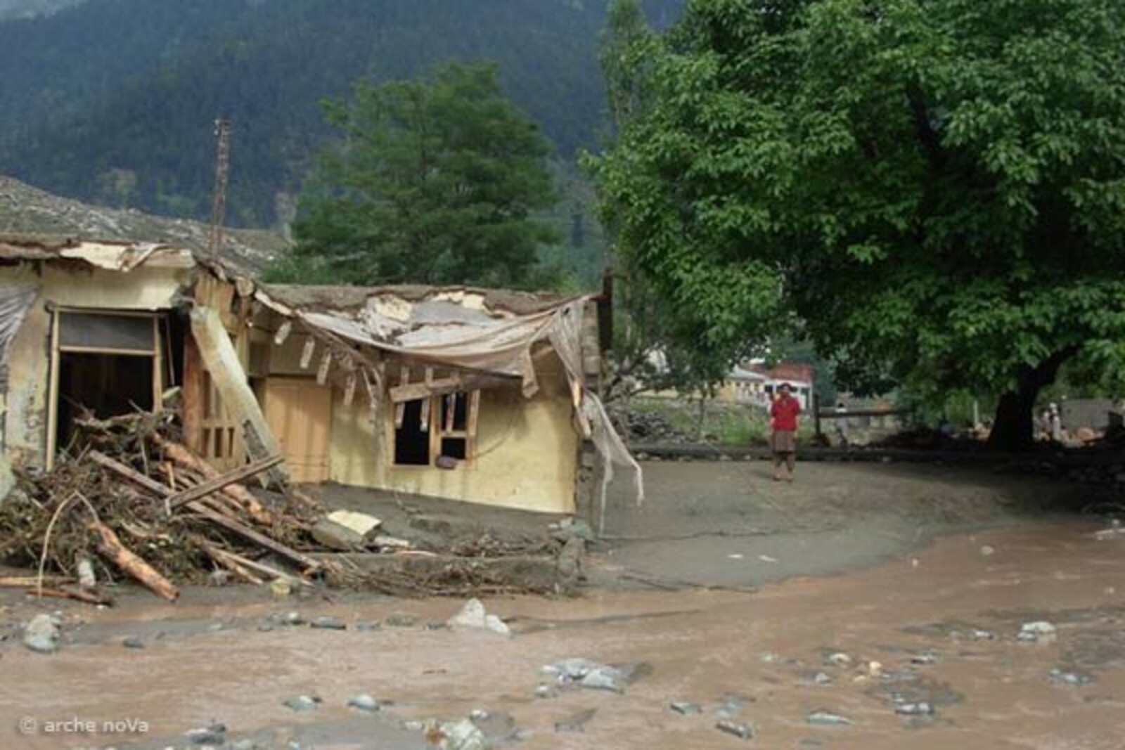 Flut Pakistan: Die Lehmhäuser haben der Flut nicht standgehalten.