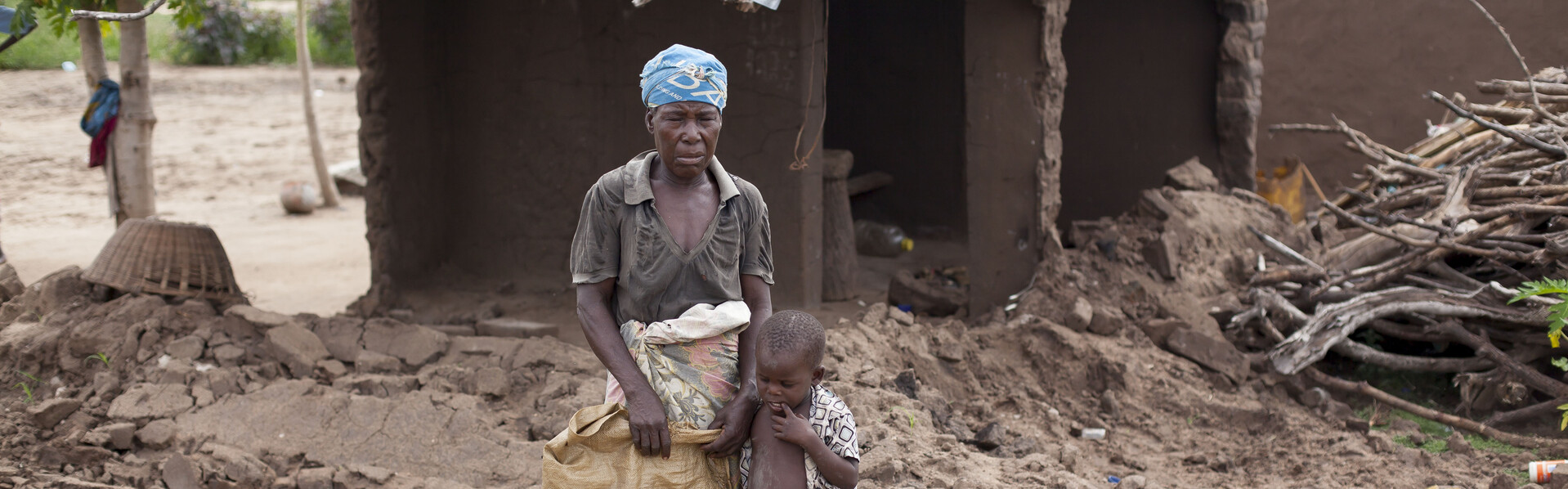 Frau & Kind inmitten von Zerstörung nach Zyklon Idai in Malawi