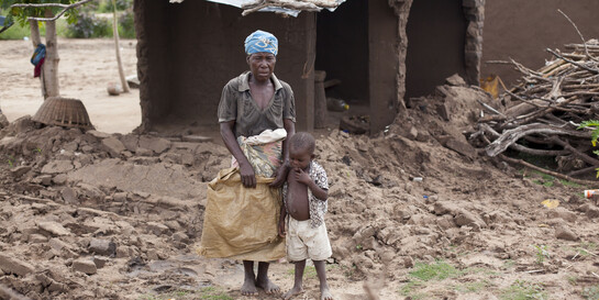Frau & Kind inmitten von Zerstörung nach Zyklon Idai in Malawi